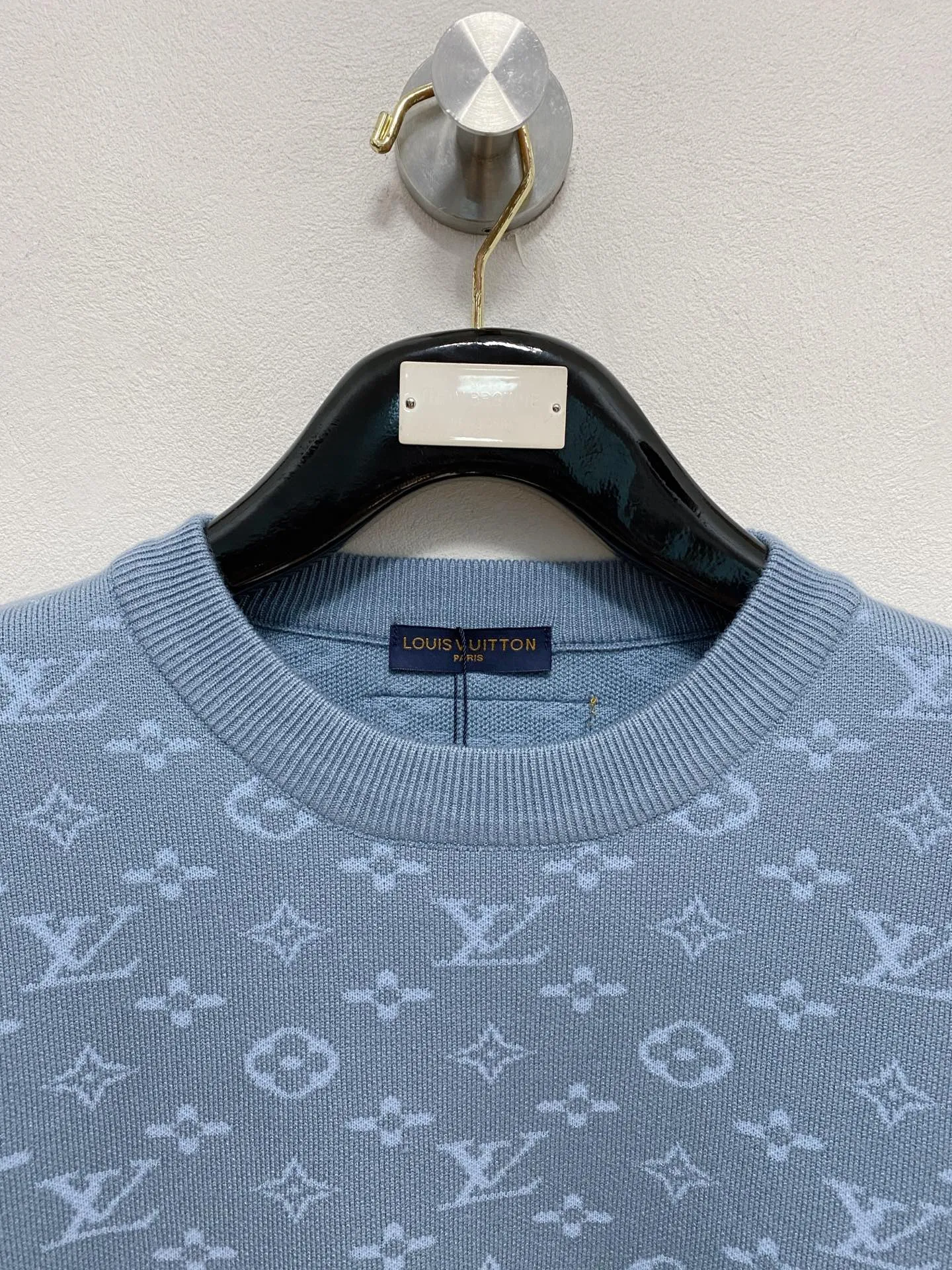 🅿️440 LV crew neck sweater, made of wool blended yarn, has good warmth retention, fluffy and soft, doubles skin care, giving you a lightweight wearing experience. High-quality natural fibers ensure high-quality life. The whole piece adopts solid color single-sided craftsmanship, leaving loose space when fit, solid color plain weave, neat texture, solid color design, durable and high-end. The half-high collar zipper design is meticulous in workmanship, fashionable and versatile. The back shoulder design is simple and comfortable. At the same time, the use of counter-stitch connection highlights the quality in the details, making the temperament more low-key, restrained, calm and stylish, and better showing the clean and tidy side of successful men. The collar, cuffs, and hem are made of dense rib weaving, which is tight and elastic, not easy to deform, and highlights the details and texture. Whether worn alone or layered, it can not only give you a warm feeling, but also give you a sophisticated sense of fashion.      Size: M-XXXL
